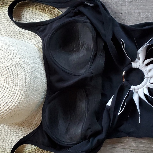 Black one piece Gottex. Size small - Picture 4 of 5